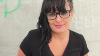 femme à lunettes super salope offre son gros cul