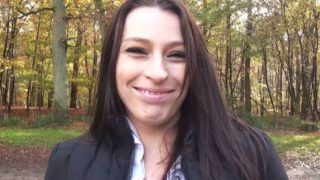 femme qui jouit lors d’un gangbang en plein air sur paris