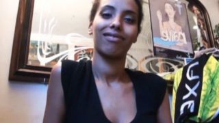 jeune beurette goute à une gangbang sur paris