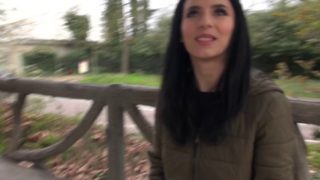 jolie brune française sodomisée lors d’un trio