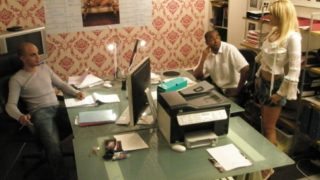 sodomie en levrette sur le bureaux