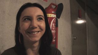 jeune coquine baisée dans le parking de son immeuble