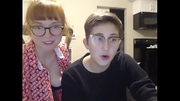 jeunes amatrices lesbiennes devant leur webcam