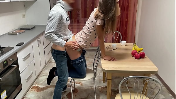 jeune coquine russe defoncée dans la cuisine