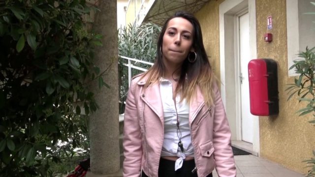 petite coquine veut s’essayer au sexe à trois sur paris